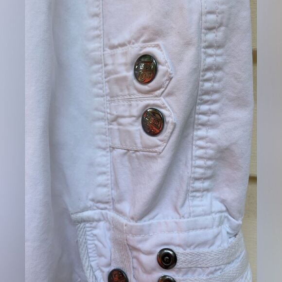 GS115 Jeans white knee length shorts, front zipper, pockets, snaps, flaps, 36 - Picture 5 of 10